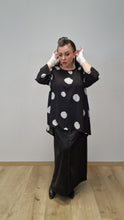 Lade das Bild in den Galerie-Viewer, Wunderschöne Viskose Tunika in angesagtem Punkte Design Gr 42 bis 64 - Studio