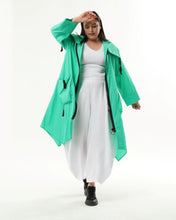 Load image into Gallery viewer, Kollektion Mädchenglück Sommer Trenchcoat von unserem Label Mädchenglück in Smaragd bis Größe 58/60