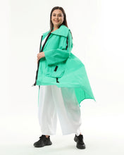Load image into Gallery viewer, Kollektion Mädchenglück Sommer Trenchcoat von unserem Label Mädchenglück in Smaragd bis Größe 58/60