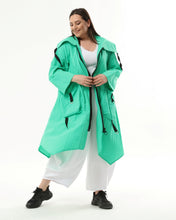 Load image into Gallery viewer, Kollektion Mädchenglück Sommer Trenchcoat von unserem Label Mädchenglück in Smaragd bis Größe 58/60