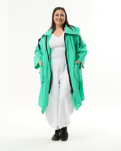 Load image into Gallery viewer, Kollektion Mädchenglück Sommer Trenchcoat von unserem Label Mädchenglück in Smaragd bis Größe 58/60