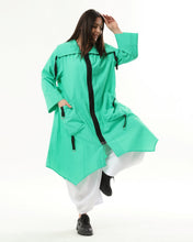 Load image into Gallery viewer, Kollektion Mädchenglück Sommer Trenchcoat von unserem Label Mädchenglück in Smaragd bis Größe 58/60
