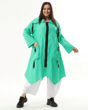 Load image into Gallery viewer, Kollektion Mädchenglück Sommer Trenchcoat von unserem Label Mädchenglück in Smaragd bis Größe 58/60