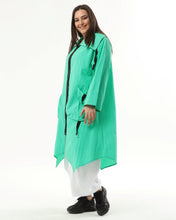Load image into Gallery viewer, Kollektion Mädchenglück Sommer Trenchcoat von unserem Label Mädchenglück in Smaragd bis Größe 58/60
