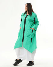 Load image into Gallery viewer, Kollektion Mädchenglück Sommer Trenchcoat von unserem Label Mädchenglück in Smaragd bis Größe 58/60