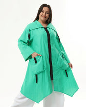 Load image into Gallery viewer, Kollektion Mädchenglück Sommer Trenchcoat von unserem Label Mädchenglück in Smaragd bis Größe 58/60