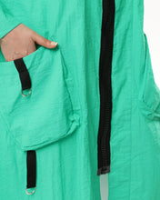 Load image into Gallery viewer, Kollektion Mädchenglück Sommer Trenchcoat von unserem Label Mädchenglück in Smaragd bis Größe 58/60