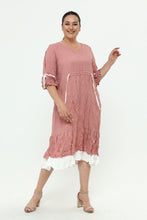 Load image into Gallery viewer, Kleid mit Crash/ Crinkle Effekt in Altrosa von Mädchenglück