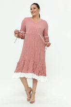 Load image into Gallery viewer, Kleid mit Crash/ Crinkle Effekt in Altrosa von Mädchenglück