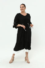 Load image into Gallery viewer, Kleid mit Crash/ Crinkle Effekt in Schwarz von Mädchenglück