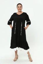 Load image into Gallery viewer, Kleid mit Crash/ Crinkle Effekt in Schwarz von Mädchenglück