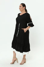 Load image into Gallery viewer, Kleid mit Crash/ Crinkle Effekt in Schwarz von Mädchenglück