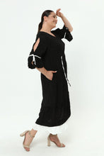 Load image into Gallery viewer, Kleid mit Crash/ Crinkle Effekt in Schwarz von Mädchenglück