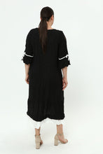 Load image into Gallery viewer, Kleid mit Crash/ Crinkle Effekt in Schwarz von Mädchenglück