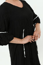 Load image into Gallery viewer, Kleid mit Crash/ Crinkle Effekt in Schwarz von Mädchenglück