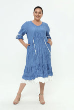Load image into Gallery viewer, Kleid in Crash/ Crinkle Optik von Mädchenglück in blau bis Größe 58