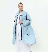 Load image into Gallery viewer, Sommer Trenchcoat Eisblau von unserem Label Mädchenglück bis Größe 58