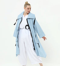 Load image into Gallery viewer, Sommer Trenchcoat Eisblau von unserem Label Mädchenglück bis Größe 58