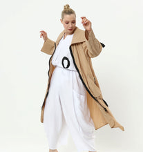 Load image into Gallery viewer, Trenchcoat in Erdfarben von unserem Label Mädchenglück