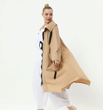 Load image into Gallery viewer, Trenchcoat in Erdfarben von unserem Label Mädchenglück