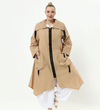 Load image into Gallery viewer, Trenchcoat in Erdfarben von unserem Label Mädchenglück