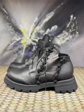 Load image into Gallery viewer, Papucei Stiefelette Strider black mit Reißverschluss