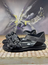 Lade das Bild in den Galerie-Viewer, Papucei Sandale Kira Black