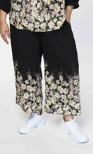 Lade das Bild in den Galerie-Viewer, Hingucker Hose mit süßem, floralen Muster Gr 40 bis 62 - Gozzip