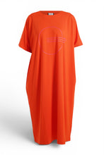 Lade das Bild in den Galerie-Viewer, Ultramodernes Oversize-Jerseykleid mit grafischem Print in Orange mit Pink bis Gr 64 - Gozzip