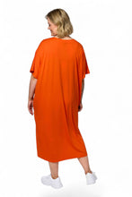 Lade das Bild in den Galerie-Viewer, Ultramodernes Oversize-Jerseykleid mit grafischem Print in Orange mit Pink bis Gr 64 - Gozzip