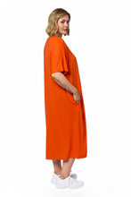 Lade das Bild in den Galerie-Viewer, Ultramodernes Oversize-Jerseykleid mit grafischem Print in Orange mit Pink bis Gr 64 - Gozzip