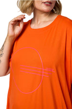 Lade das Bild in den Galerie-Viewer, Ultramodernes Oversize-Jerseykleid mit grafischem Print in Orange mit Pink bis Gr 64 - Gozzip