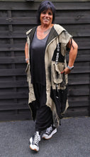 Load image into Gallery viewer, Ausgefallene Weste aus Jeans mit Netzeinsätzen in Khaki/Schwarz