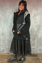 Load image into Gallery viewer, Mädchenglück exklusive Kurzweste gefüttert in Grau Schwarz Gr 40 bis 46