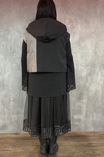 Load image into Gallery viewer, Mädchenglück exklusive Kurzweste gefüttert in Grau Schwarz Gr 40 bis 46