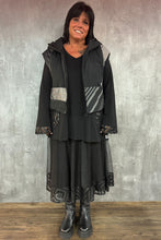 Load image into Gallery viewer, Mädchenglück exklusive Kurzweste gefüttert in Grau Schwarz Gr 40 bis 46