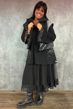 Load image into Gallery viewer, Mädchenglück exklusive Kurzweste gefüttert in Grau Schwarz Gr 40 bis 46