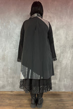 Load image into Gallery viewer, Mädchenglück exklusive Longweste Grau Schwarz Gr 40 bis 62