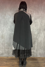 Load image into Gallery viewer, Mädchenglück exklusive Longweste Grau Schwarz Gr 40 bis 62