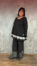 Lade das Bild in den Galerie-Viewer, Mädchenglück exklusive Tunika in Schwarz/Grau aus Stoffmix und Rüschen bis Größe 62