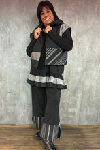 Load image into Gallery viewer, Mädchenglück exklusive Kurzweste gefüttert in Grau Schwarz Gr 40 bis 46