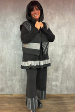 Load image into Gallery viewer, Mädchenglück exklusive Kurzweste gefüttert in Grau Schwarz Gr 40 bis 46