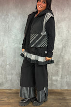 Load image into Gallery viewer, Mädchenglück exklusive Kurzweste gefüttert in Grau Schwarz Gr 40 bis 46