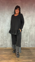 Lade das Bild in den Galerie-Viewer, Mädchenglück exklusive Tunika in Schwarz/Schwarz aus Stoffmix und Rüschen bis Größe 62