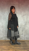 Load image into Gallery viewer, Mädchenglück exklusive Longtunika Kleid mit Spitze und Memory Taft