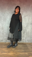 Load image into Gallery viewer, Mädchenglück exklusive Longtunika Kleid mit Spitze und Memory Taft