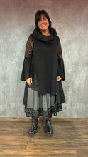 Load image into Gallery viewer, Mädchenglück exklusive Longtunika Kleid mit Spitze und Memory Taft