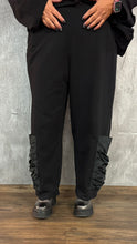 Load image into Gallery viewer, Mädchenglück Hose in 3 Größen in Schwarz mit Memory Taft Einsatz