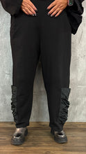 Load image into Gallery viewer, Mädchenglück Hose in 3 Größen in Schwarz mit Memory Taft Einsatz