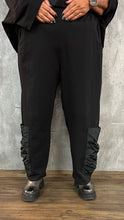 Load image into Gallery viewer, Mädchenglück Hose in 3 Größen in Schwarz mit Memory Taft Einsatz
